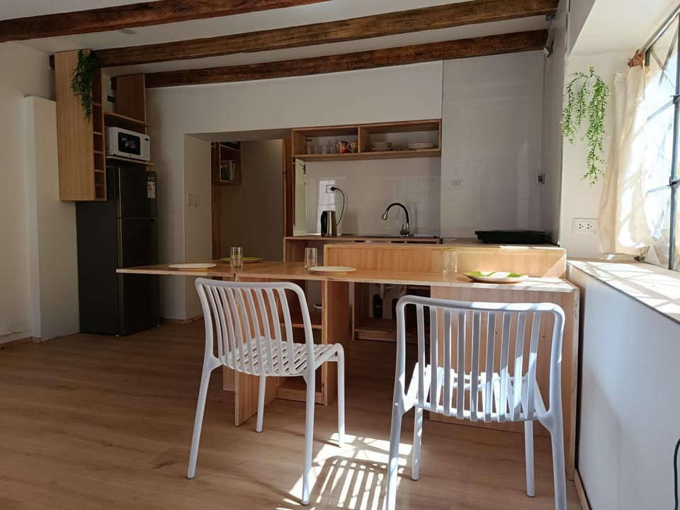 Kitchen or kitchenette, Dining area
