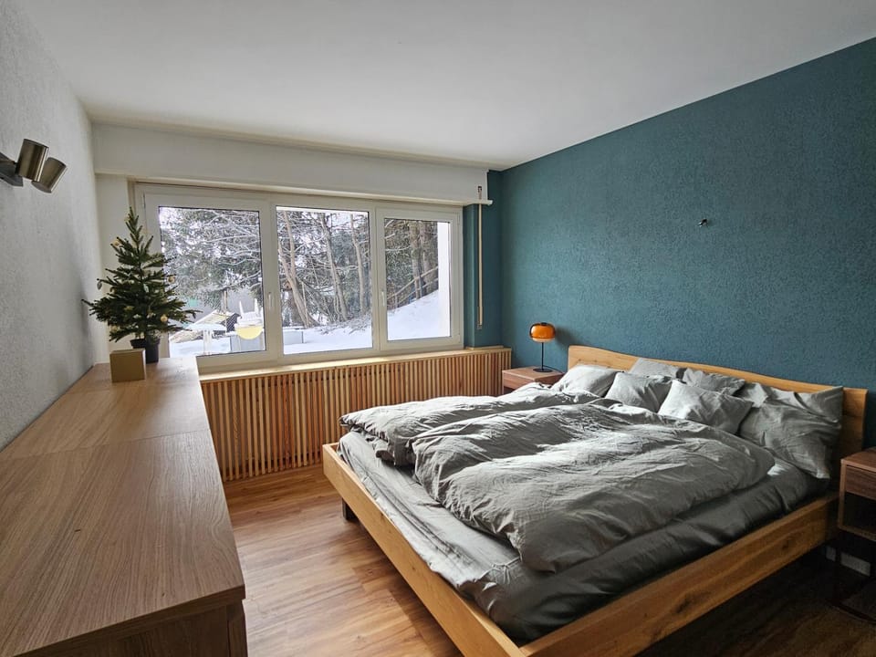 Photo of the whole room, Bedroom