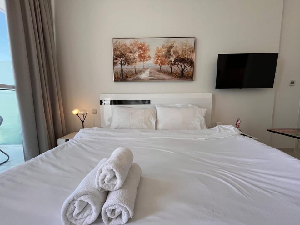 Modern 1BR Apartment Golf View Gym Pool Apartment in Dubai