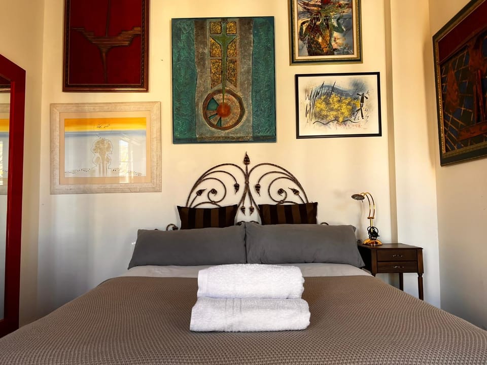 Bed, Photo of the whole room, Bedroom, towels