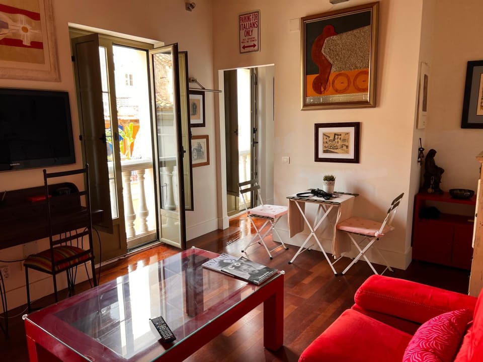 TV and multimedia, Living room, Seating area, Dining area