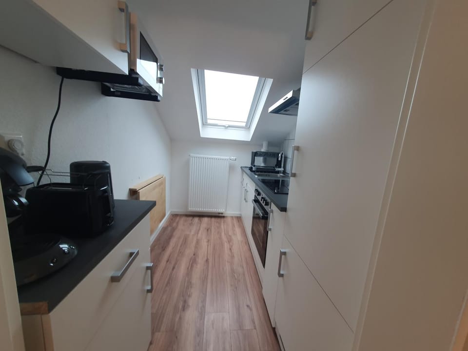 Coffee/tea facilities, Kitchen or kitchenette, Dining area, microwave, oven, stove, kitchen