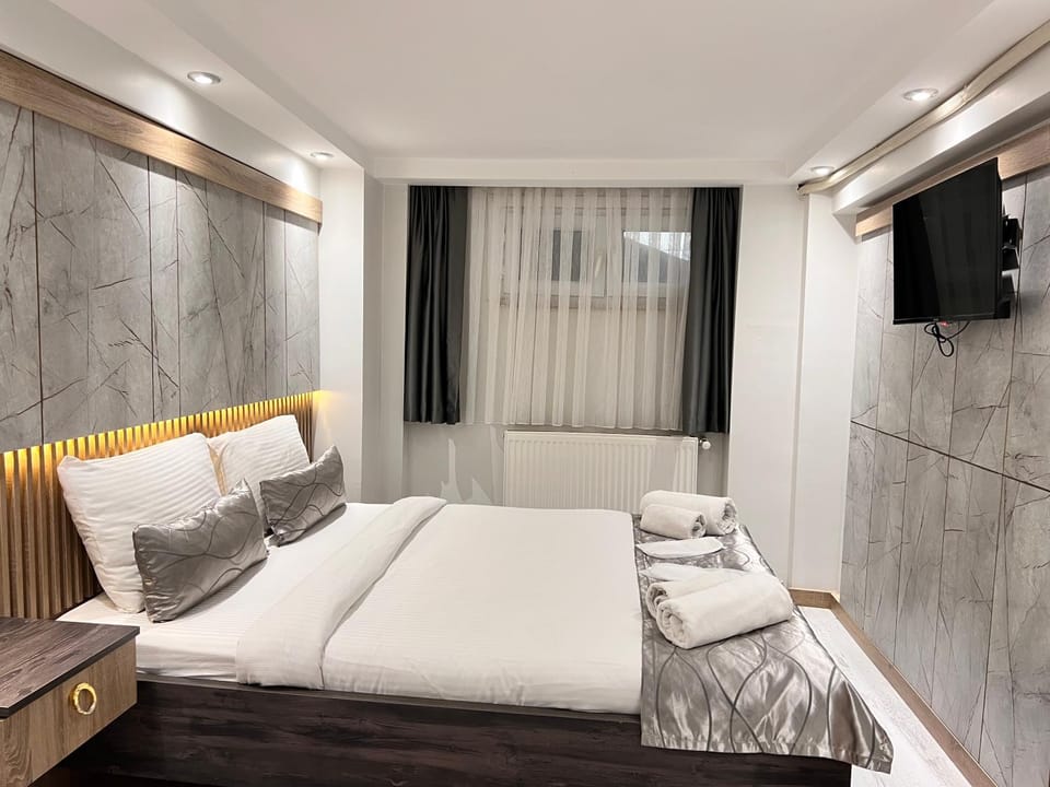 Bed, TV and multimedia, Bedroom