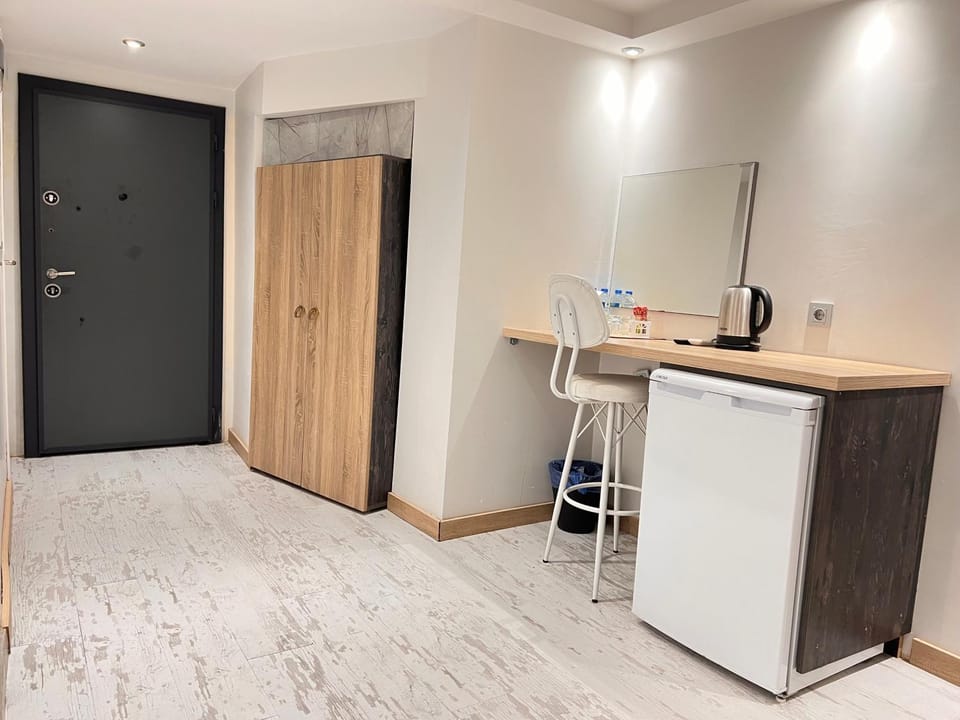Coffee/tea facilities, wardrobe