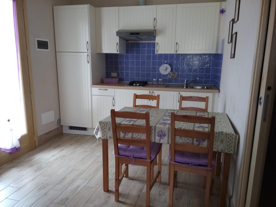 Kitchen or kitchenette, Dining area, pet friendly