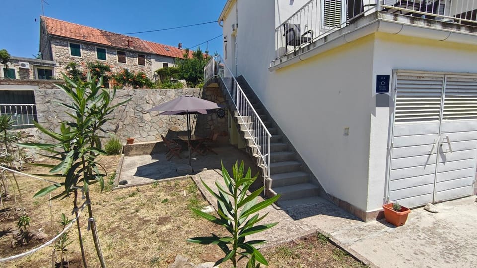 Oleas Stari Grad Hvar - Holiday House with garden and terrace - 2 Min to Sea House in Stari Grad