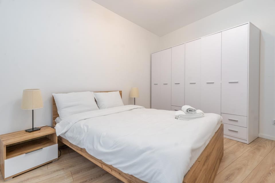 Bed, Bedroom, towels, wardrobe