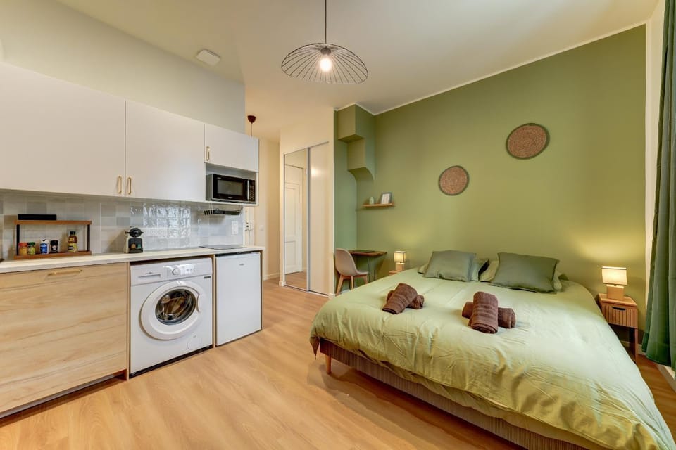 Bed, Kitchen or kitchenette, Photo of the whole room, Bedroom, dishwasher, stove, towels, wardrobe, washing machine