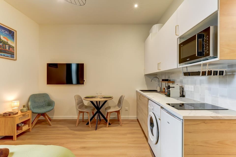 Kitchen or kitchenette, Living room, Seating area, Dining area, dishwasher, stove