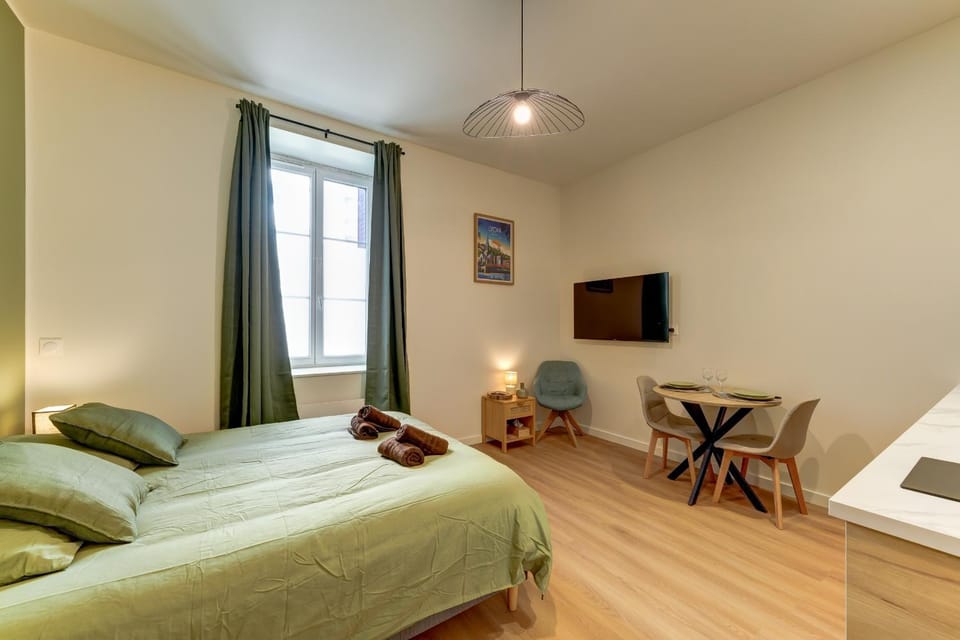 Communal lounge/ TV room, Bed, TV and multimedia, Living room, Photo of the whole room, Seating area, Bedroom