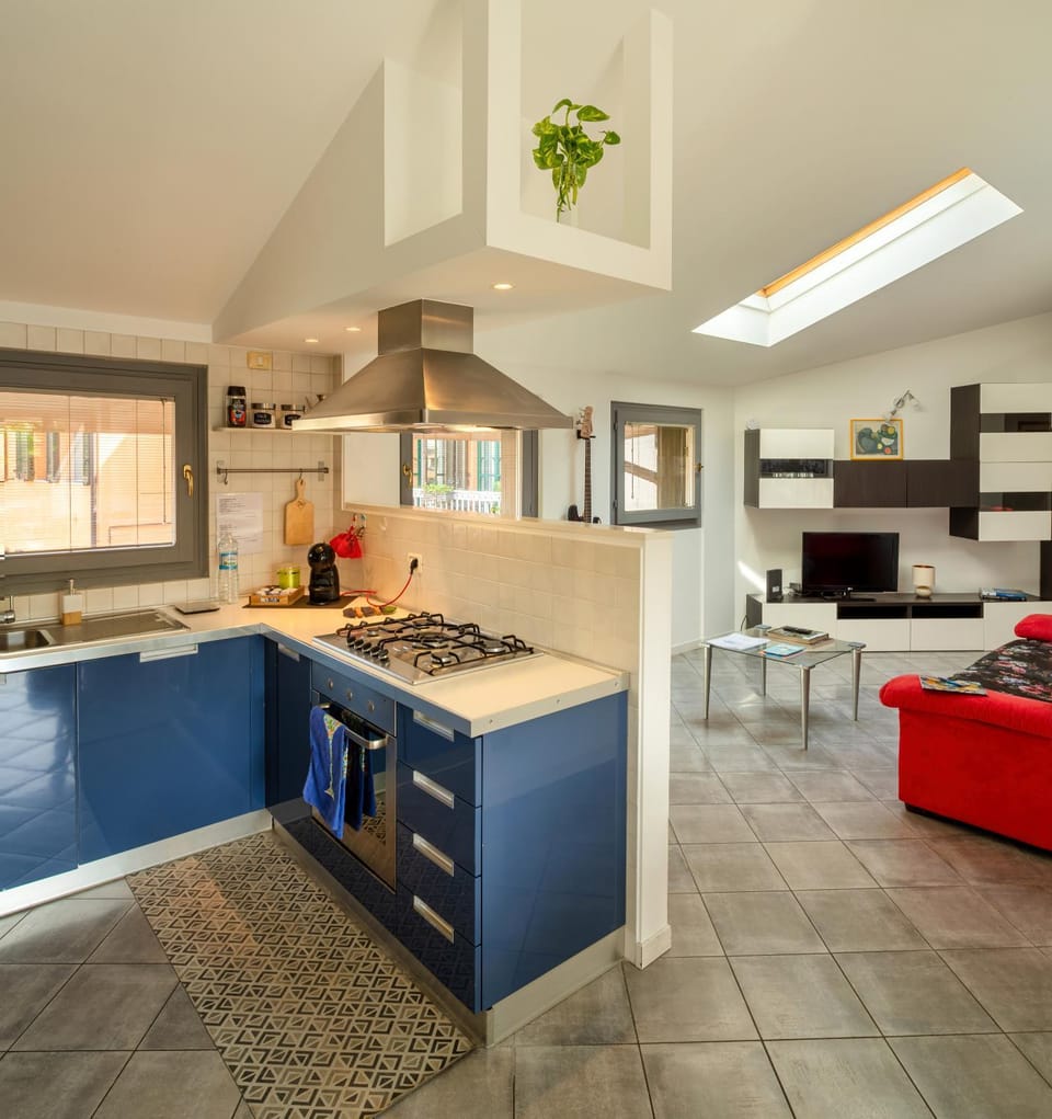 TV and multimedia, Coffee/tea facilities, Kitchen or kitchenette, internet