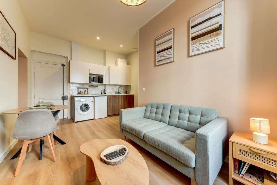 Kitchen or kitchenette, Living room, Seating area, Dining area, dishwasher, stove, toaster