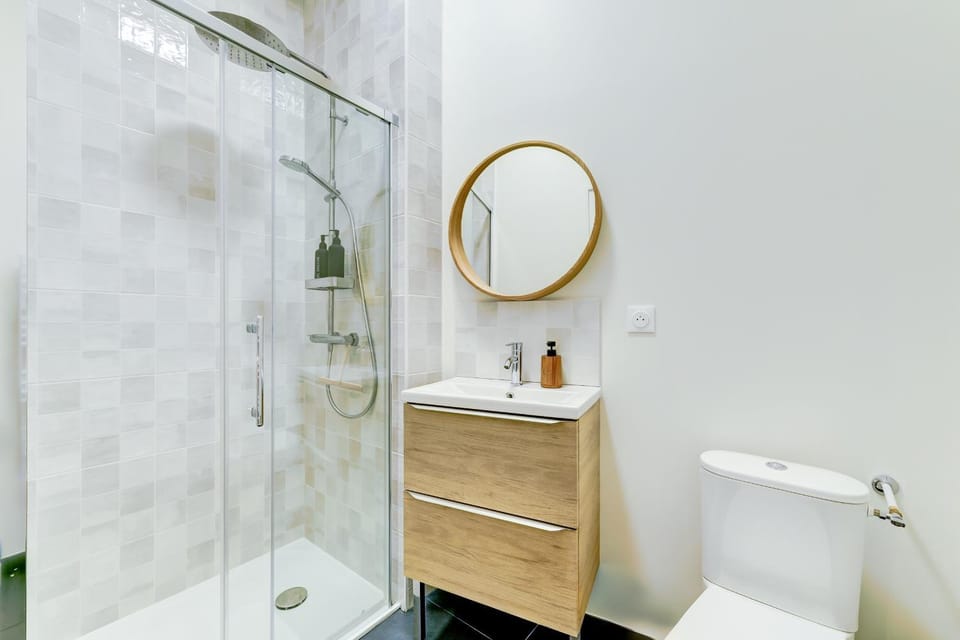 Shower, Toilet, Bathroom, towels