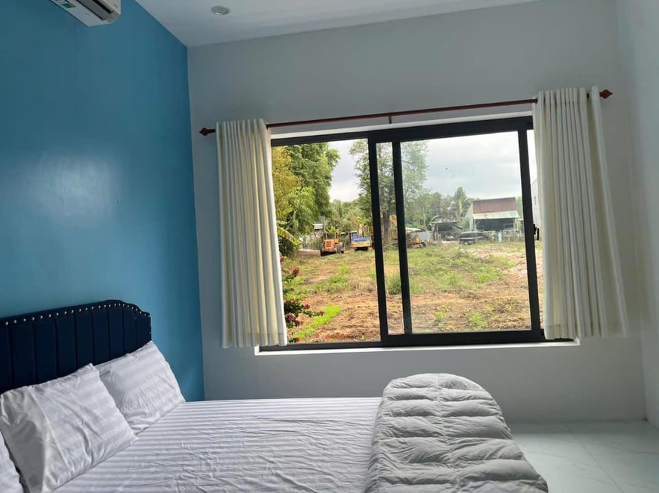 Bed, Bedroom, Garden view