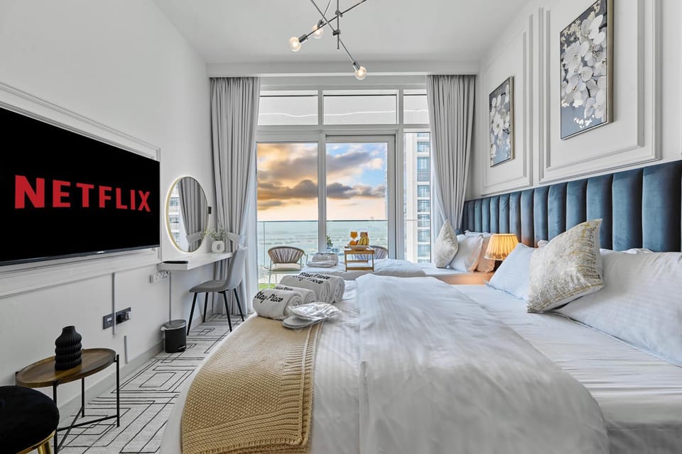 Bed, TV and multimedia, Photo of the whole room, Seating area, Bedroom