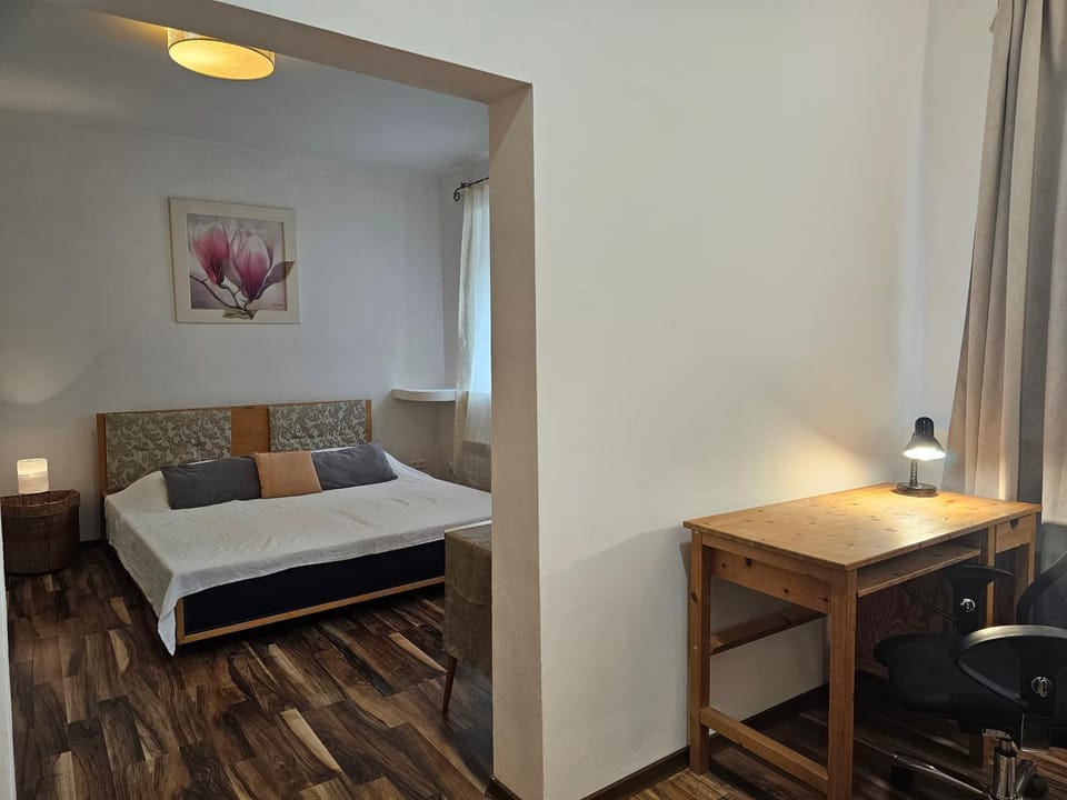 Bed, Photo of the whole room, Seating area