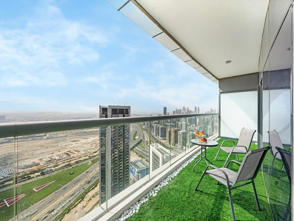 Sky-high 1Br Apartment Sleeps 4 in Damac Paramount Apartment in Dubai