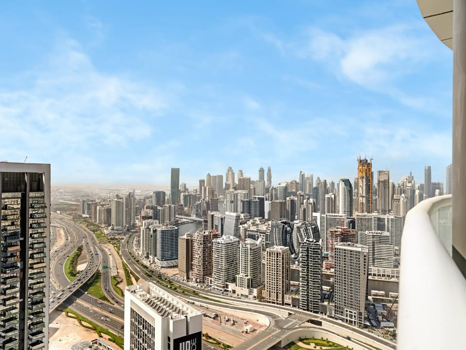 Sky-high 1Br Apartment Sleeps 4 in Damac Paramount Apartment in Dubai