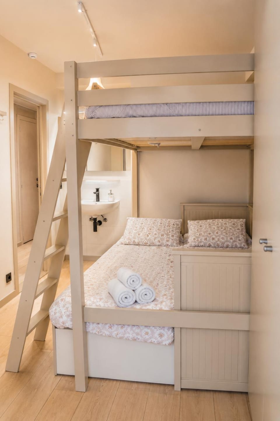 Bed, Bedroom, bunk bed, towels