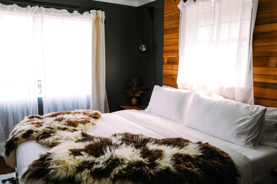 Canopy House – Sauna + Soak Tub + Luxury House in Fairview