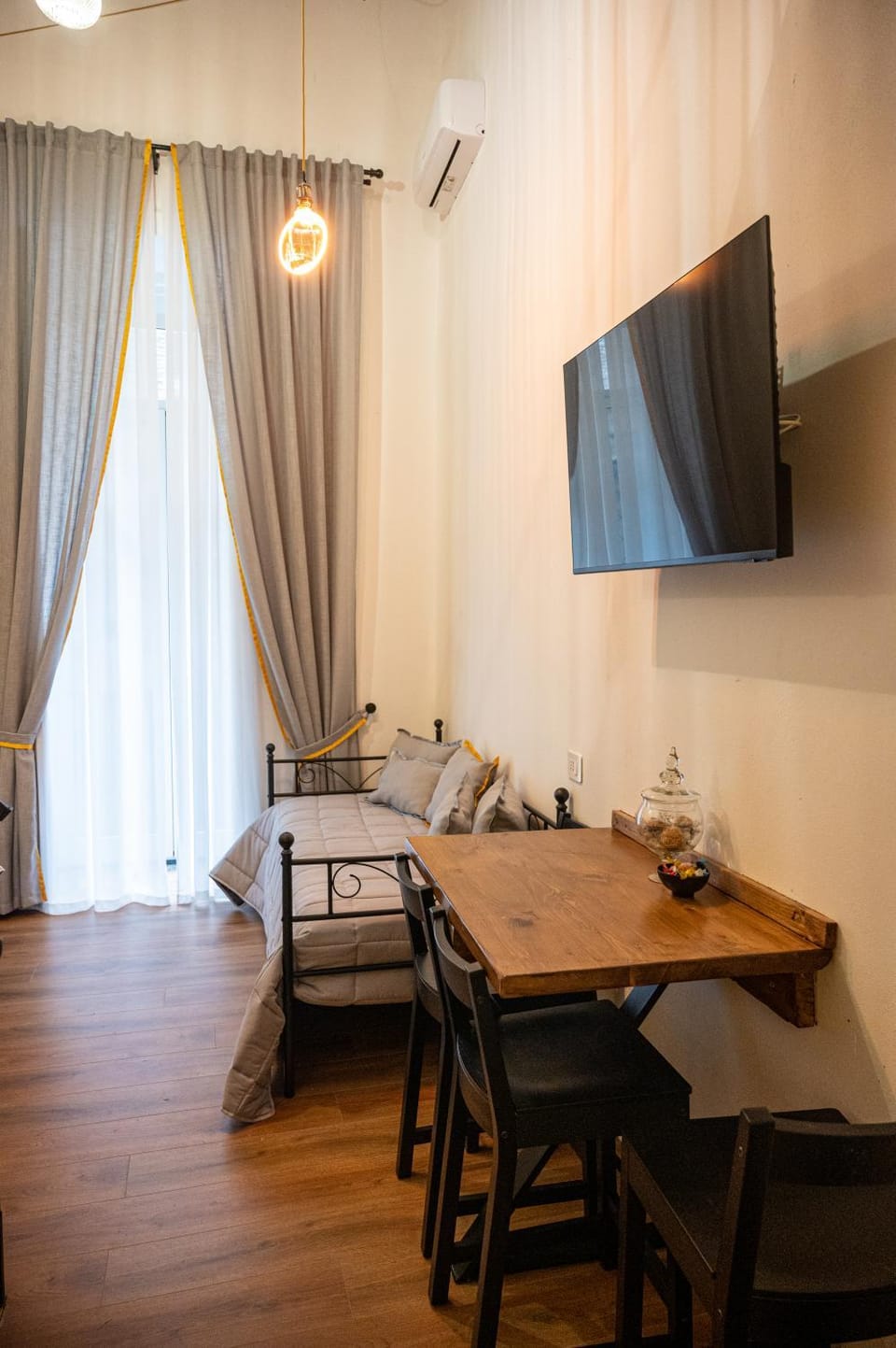 Photo of the whole room, Bedroom