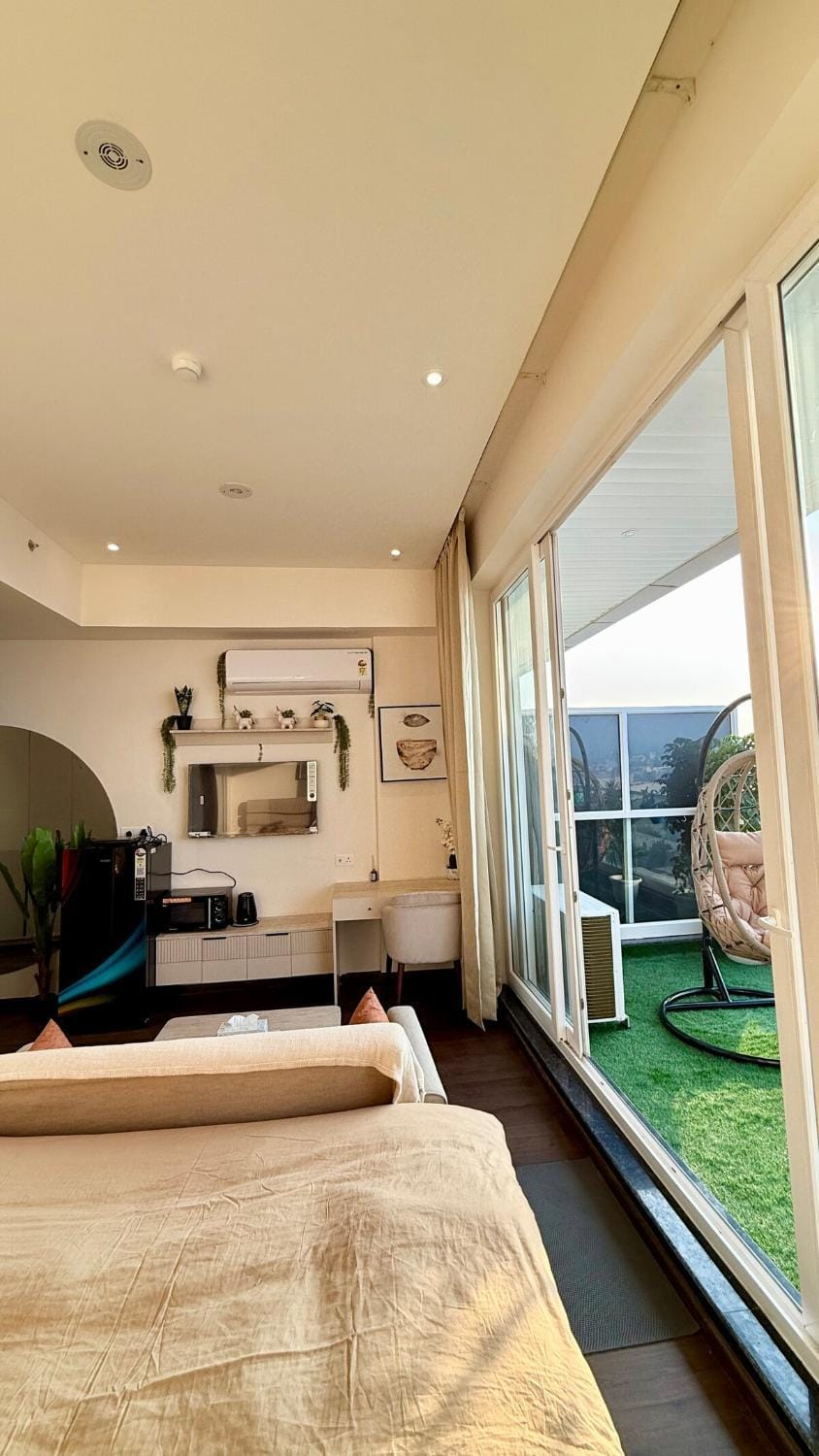 Sundowner Hive 10 Mirror Studio with Private Patio Apartment in Gurugram