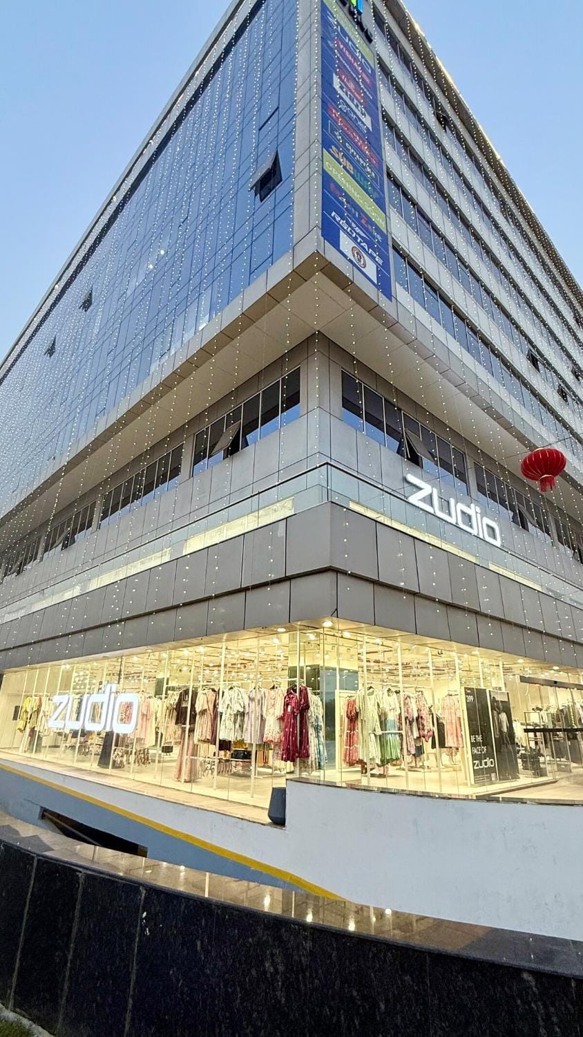 Sundowner Hive 10 Mirror Studio with Private Patio Apartment in Gurugram