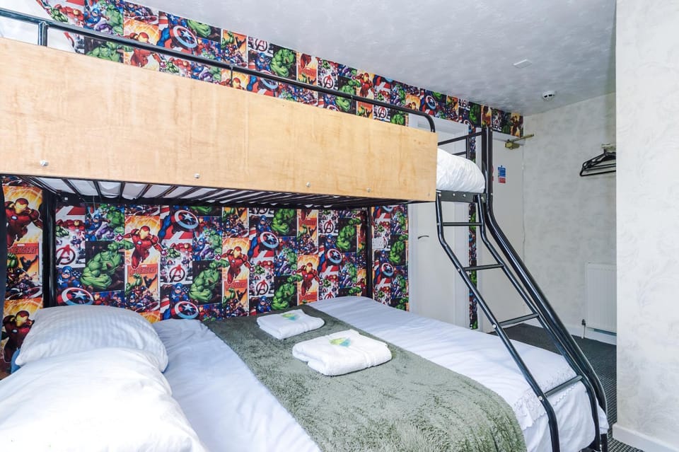 Bed, Photo of the whole room, Bedroom, bunk bed, towels