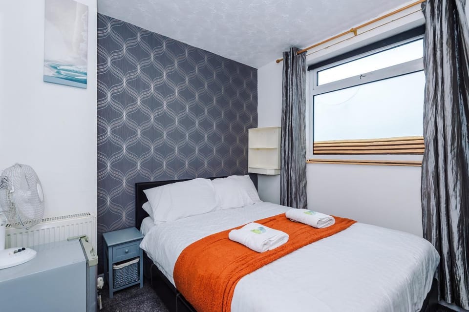 Bed, Photo of the whole room, towels