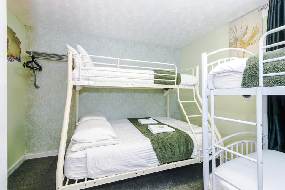 Bedroom, bunk bed