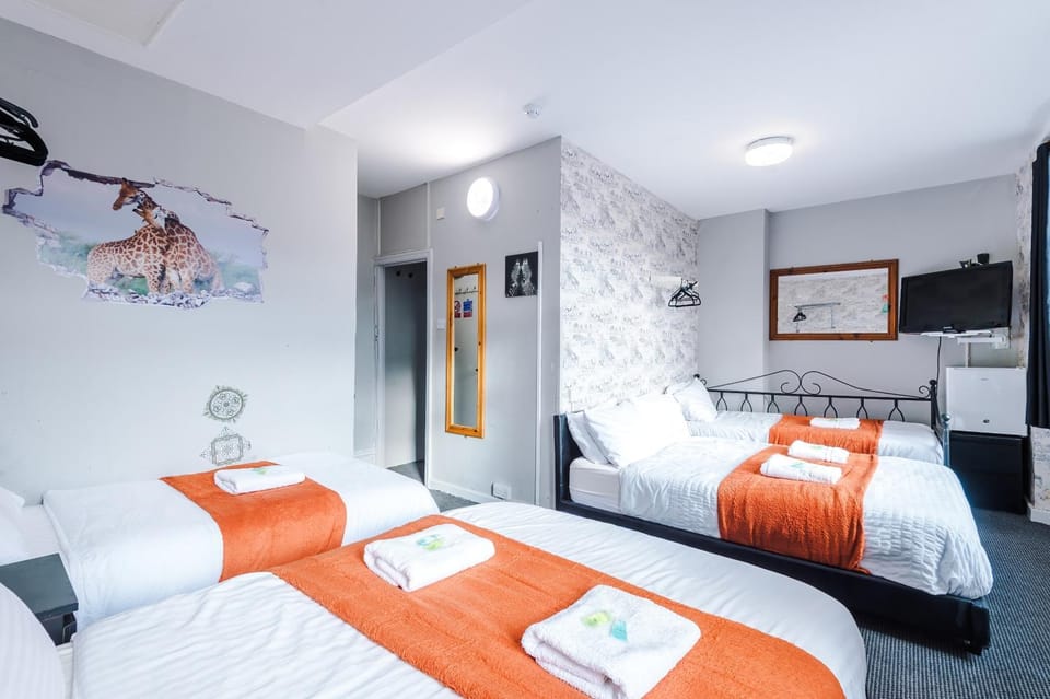 Bed, TV and multimedia, Photo of the whole room, Bedroom, towels