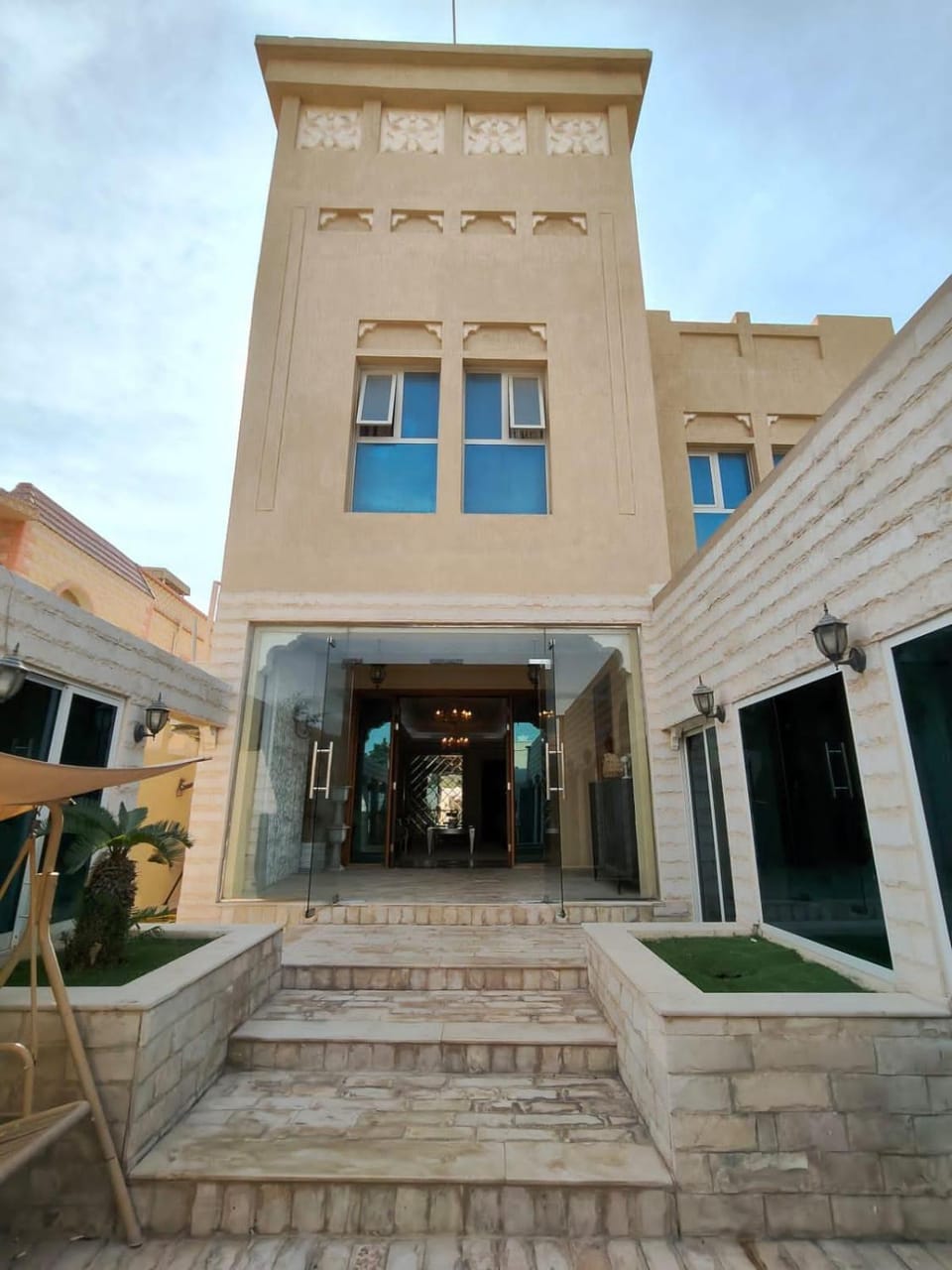 Facade/entrance