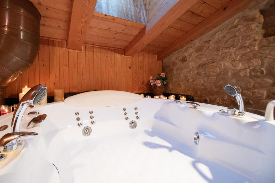 Hot Tub, Bathroom