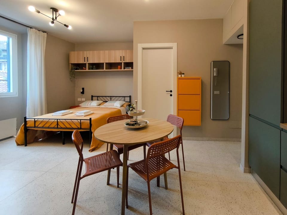 Bed, Dining area