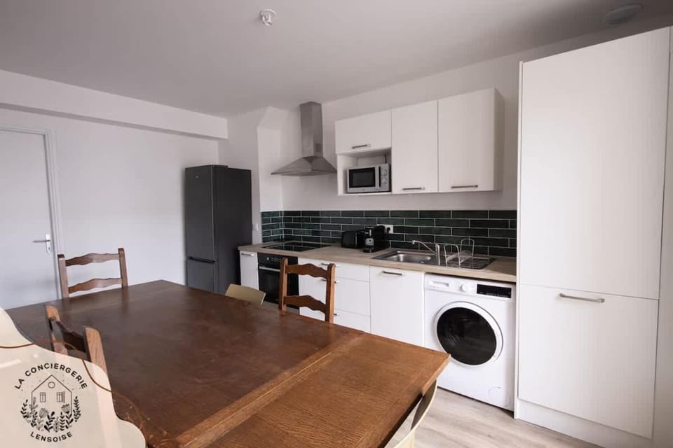 Coffee/tea facilities, Dining area, internet, oven, stove, washing machine