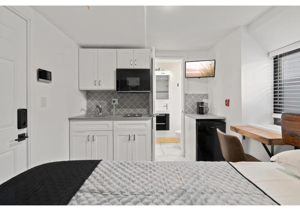 Bed, TV and multimedia, Kitchen or kitchenette, Photo of the whole room, Bedroom, stove