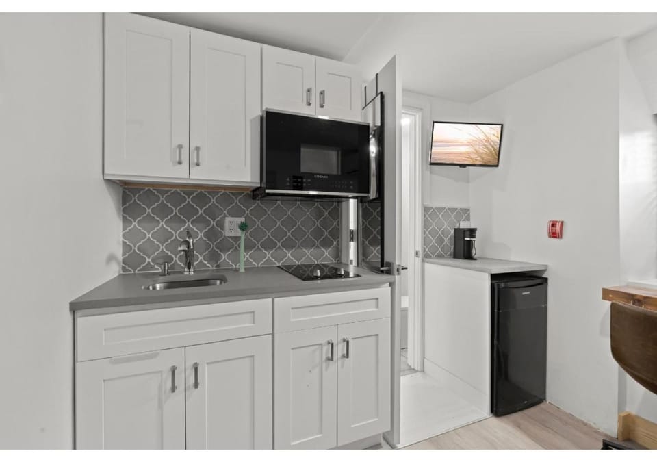 TV and multimedia, Kitchen or kitchenette, dishwasher, stove