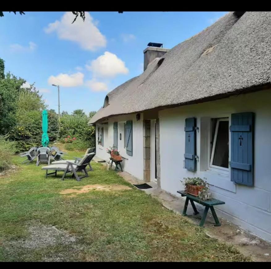 "L'adorable chaumière" dans la station balnéaire de Beg-Meil, à 15 minutes à pied des plages et des commerces! House in Fouesnant