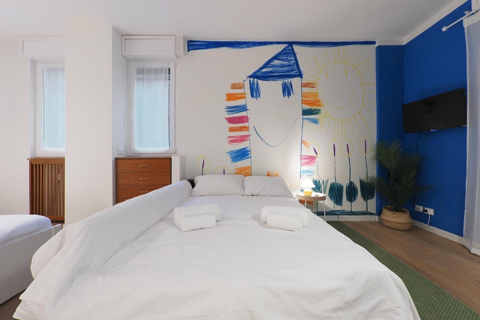 Bed, TV and multimedia, Living room, Seating area, Bedroom