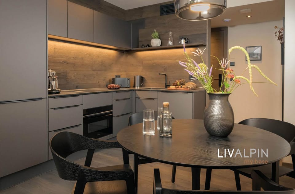 Coffee/tea facilities, Kitchen or kitchenette, Dining area, dishwasher, oven, stove, toaster