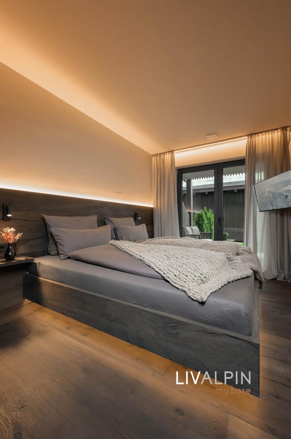 Bed, TV and multimedia, Photo of the whole room, Bedroom