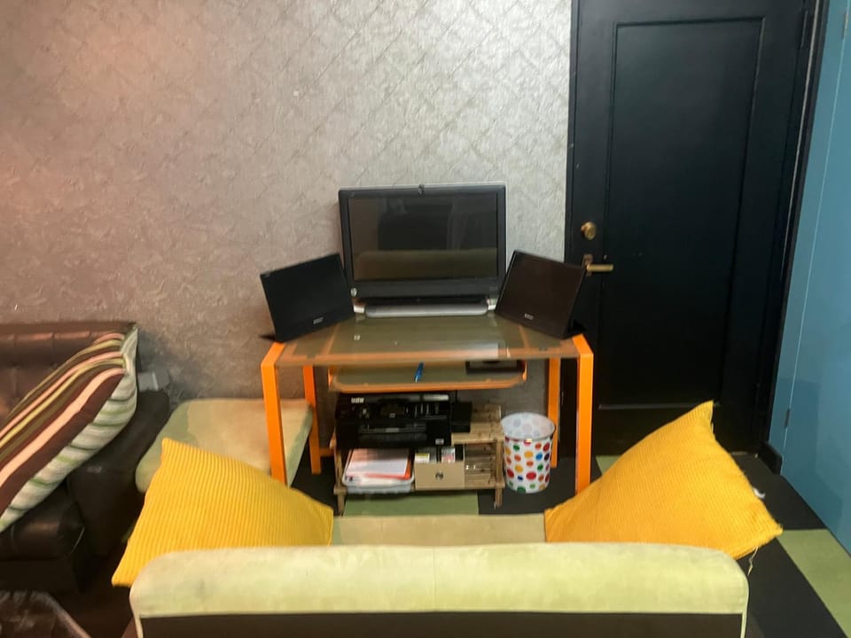 Communal lounge/ TV room, On-site shops, Living room