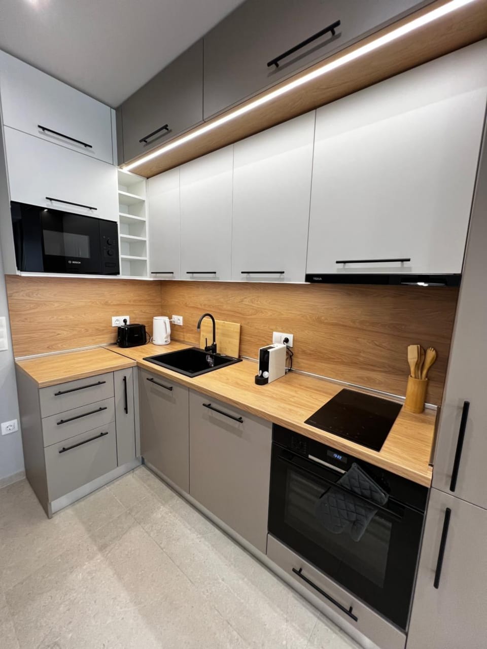 Coffee/tea facilities, dishwasher, microwave, oven, stove, toaster, kitchen