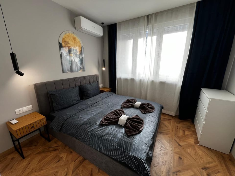 Bed, Bedroom, towels, air conditioner