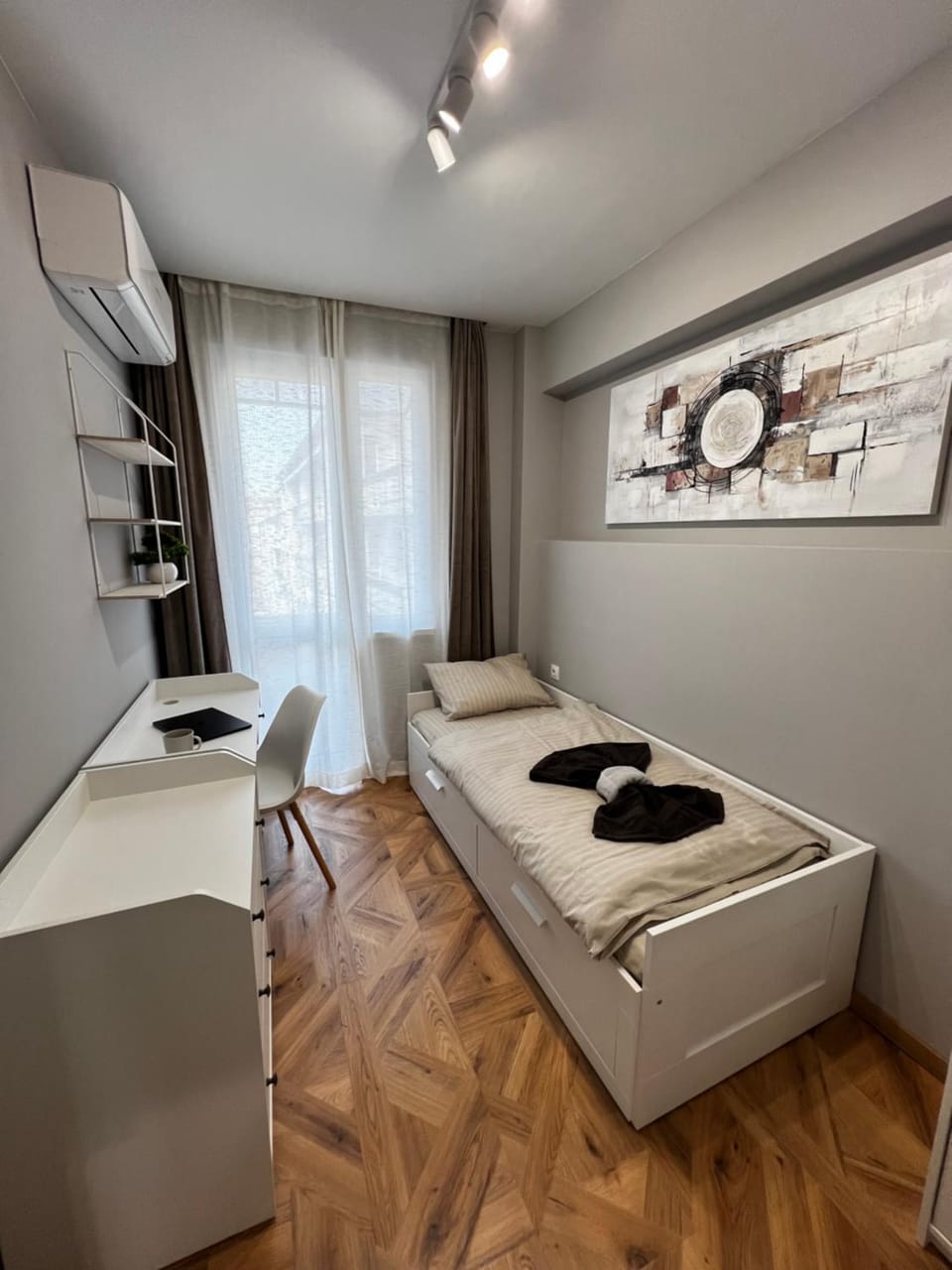 Bedroom, towels, air conditioner