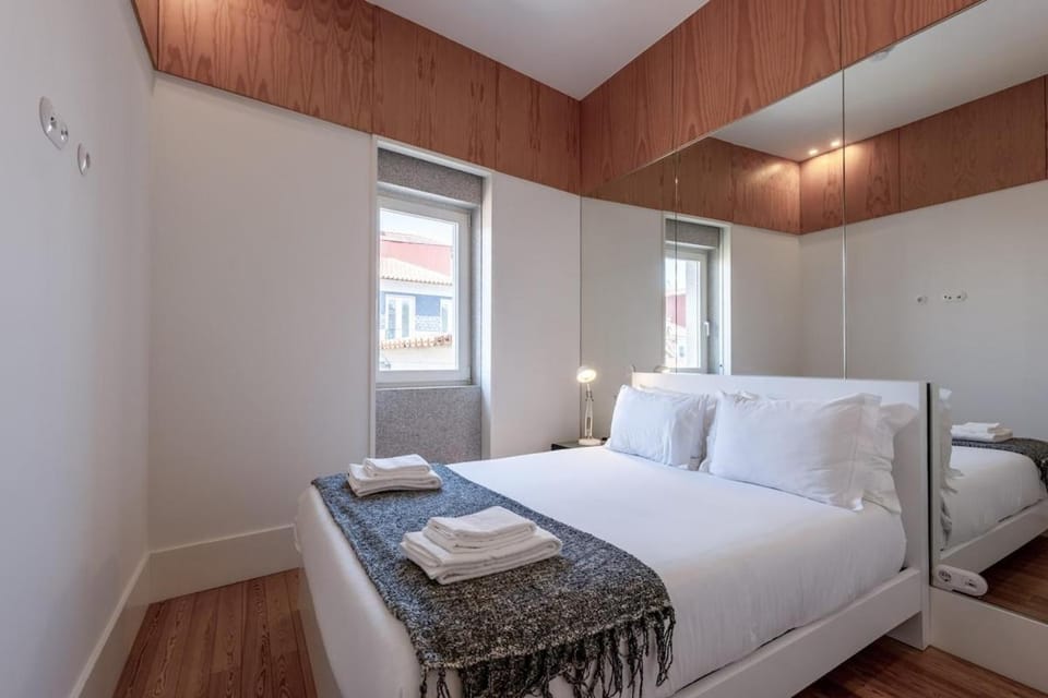 Modern Flat with balcony on Rua das Flores - 5th Apartment in Porto