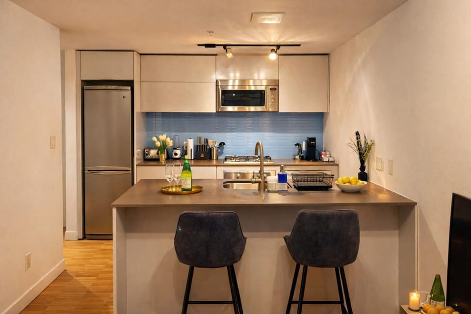 Pacific Pearl Apartment in Vancouver