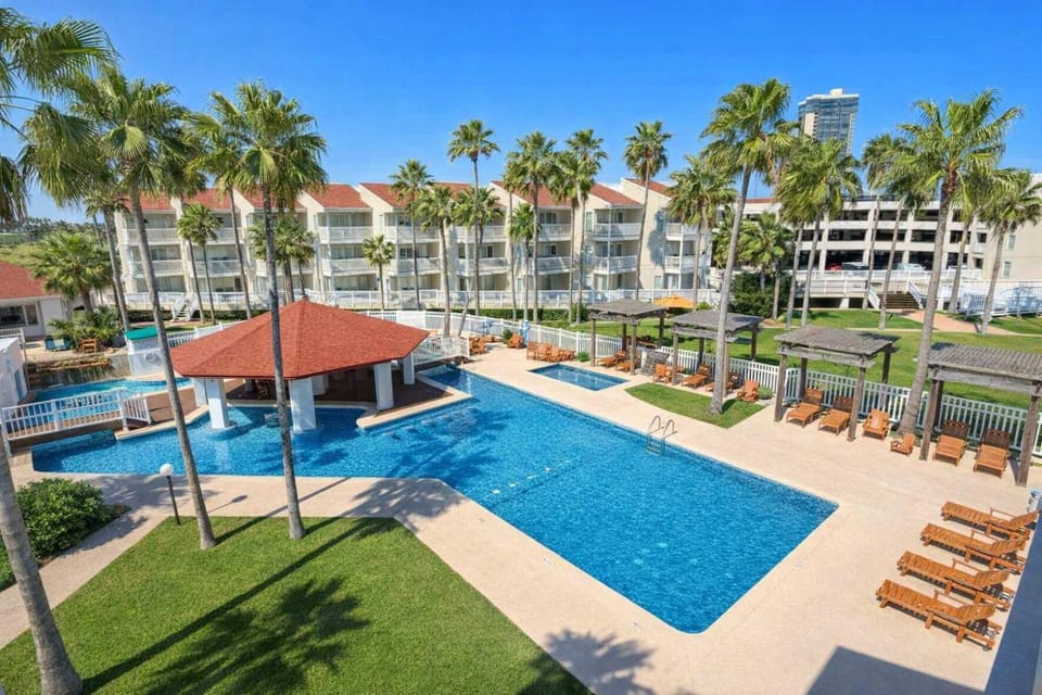 Fresh & Bright 1BR Condo - Pool View & Steps to Beach Apartment in South Padre Island