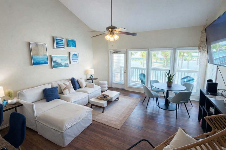 Fresh & Bright 1BR Condo - Pool View & Steps to Beach Apartment in South Padre Island