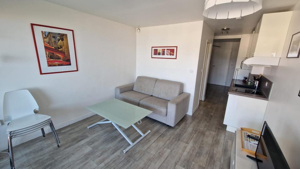 TV and multimedia, Kitchen or kitchenette, Living room, Seating area